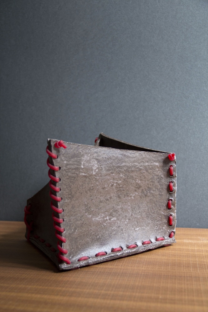 5_ 3 Indovinami – Vaso Sagomato, misura grande, cordoncino rosso, gres nero smaltato, cottura ad alta temperatura IMG_7088