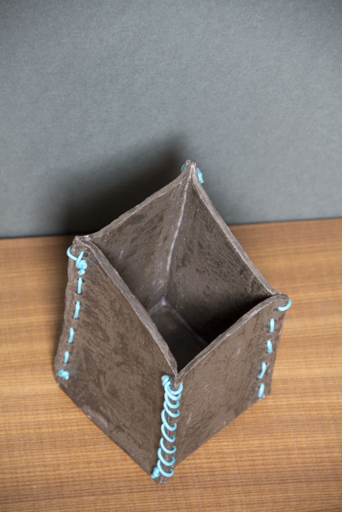 6_ 2 Indovinami – Vaso Sagomato rettangolare cordoncino turchese, gres nero smaltato, cottura ad alta temperatura IMG_7105